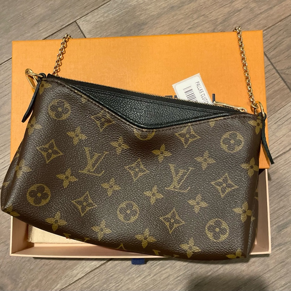 Like new Louis Vuitton Pallas Clutch